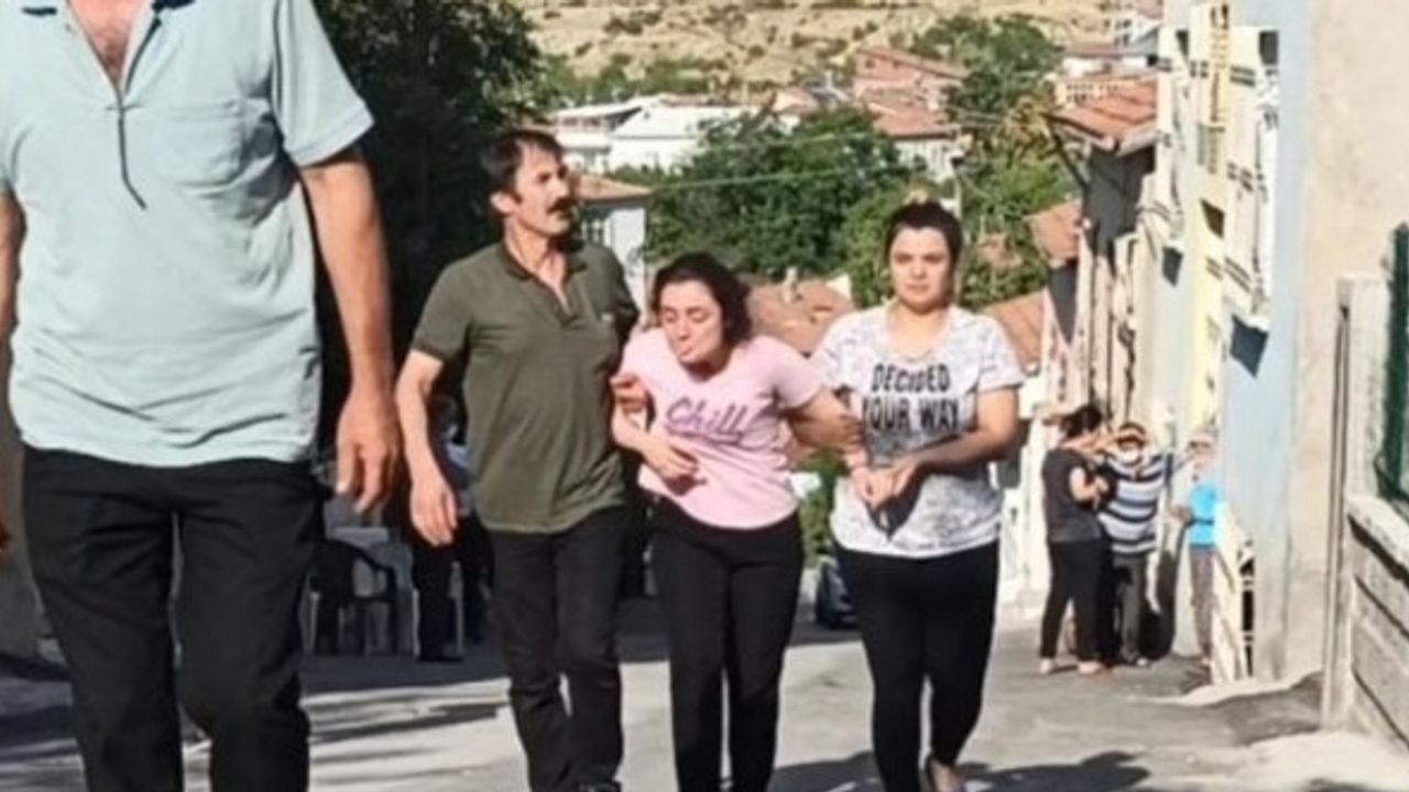 Telefonu açmayan eşini bıçaklayarak öldürdü        