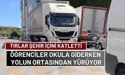 Öğrenciler Okula Giderken Yolun Ortasından Yürüyor