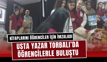 İmza gününde öğrencilerle söyleşi gerçekleştirdi