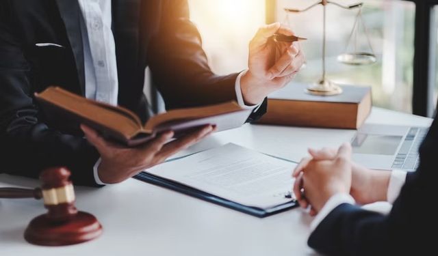 Şirket Avukatı ile Dışarıdan Avukat Arasındaki Farklar Nelerdir?